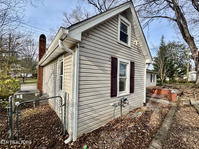 101 E Maire Ave, Clinton, TN 37716