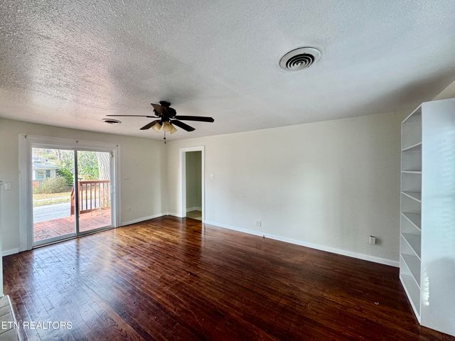 101 E Maire Ave, Clinton, TN 37716