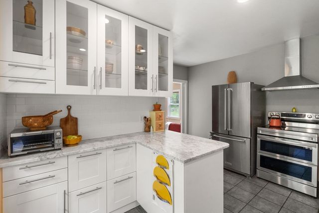 11 Curve Street, Sherborn, MA 01770