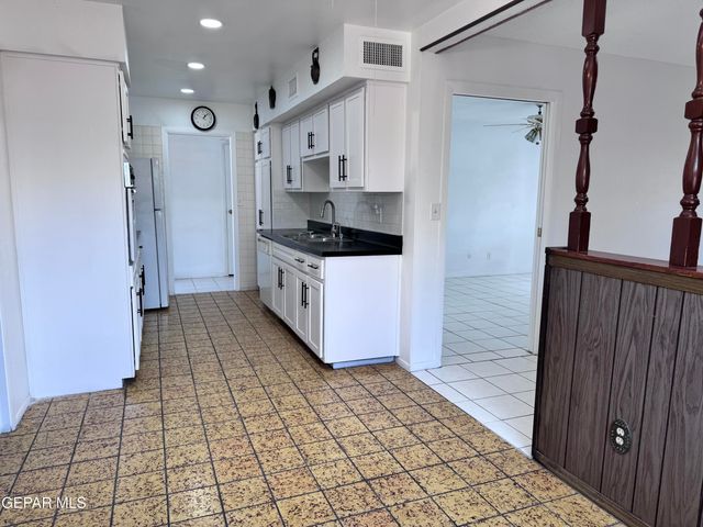 10304 BLACKWOOD Avenue, El Paso, TX 79925