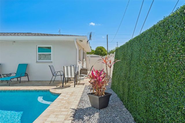 1475 CANTERBURY DRIVE, Clearwater, FL 33756