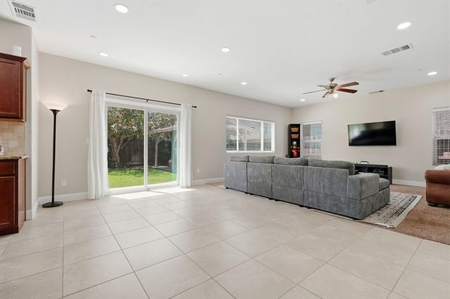 6184 E Pontiac Way, Fresno, CA 93727