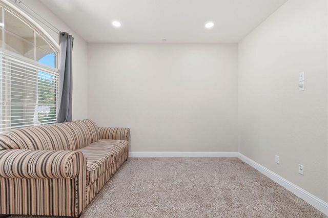 6184 E Pontiac Way, Fresno, CA 93727