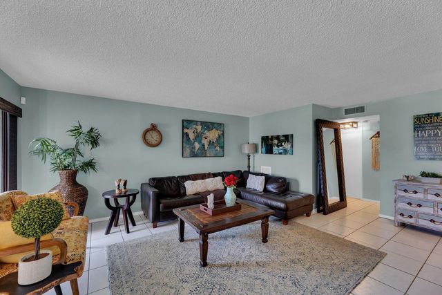 5650 Camino Del Sol 205, Boca Raton, FL 33433