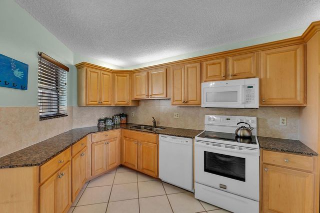 5650 Camino Del Sol 205, Boca Raton, FL 33433