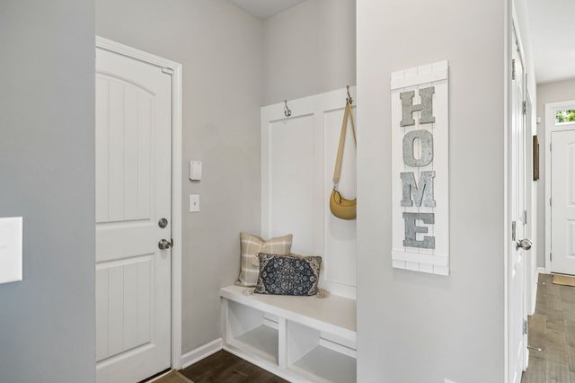 610 Whirlaway Dr, Burns, TN 37029