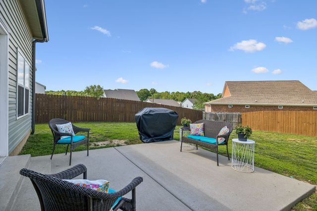 610 Whirlaway Dr, Burns, TN 37029