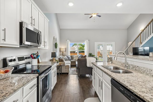 610 Whirlaway Dr, Burns, TN 37029