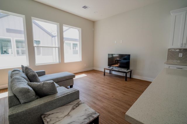 615 Northew Street L, Houston, TX 77091