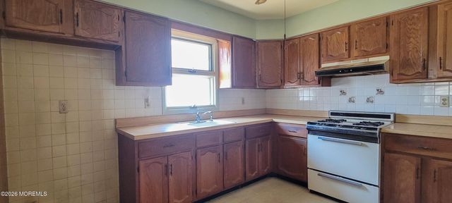 17 Bennington Drive, Toms River, NJ 08757