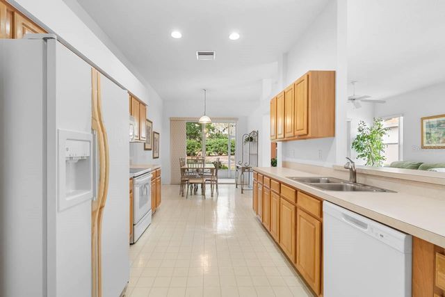 2113 WORTHINGTON GREENS DRIVE, Sun City Center, FL 33573