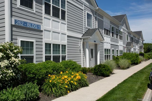 262 Indian Head Road 206, Kings Park, NY 11754