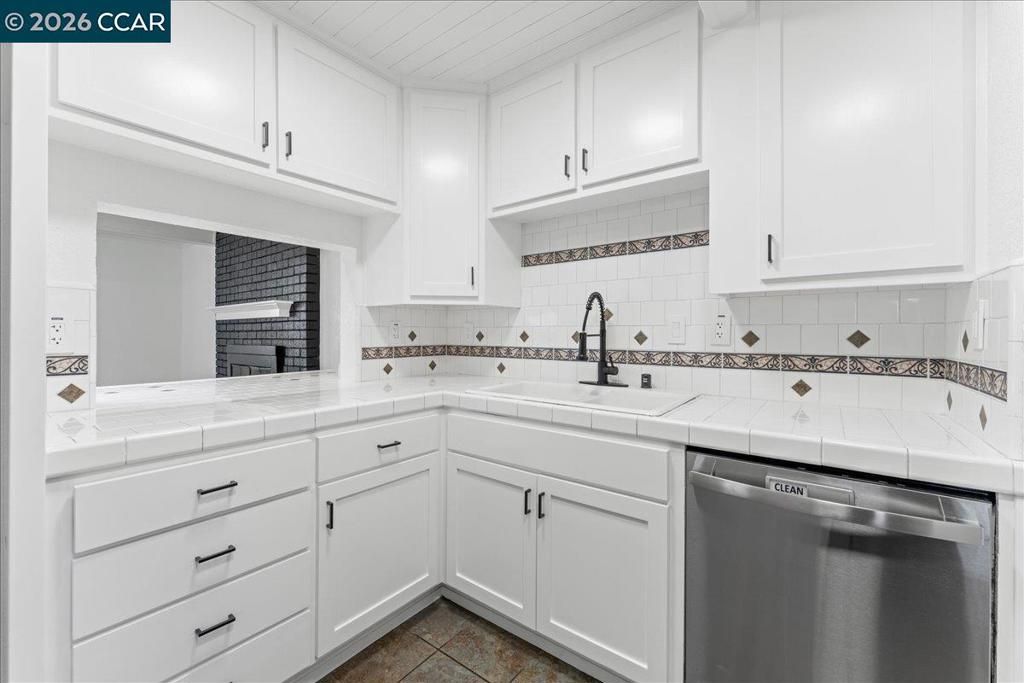 Image 10 of property listing at 341 Arcade Blvd, Sacramento, CA 95815