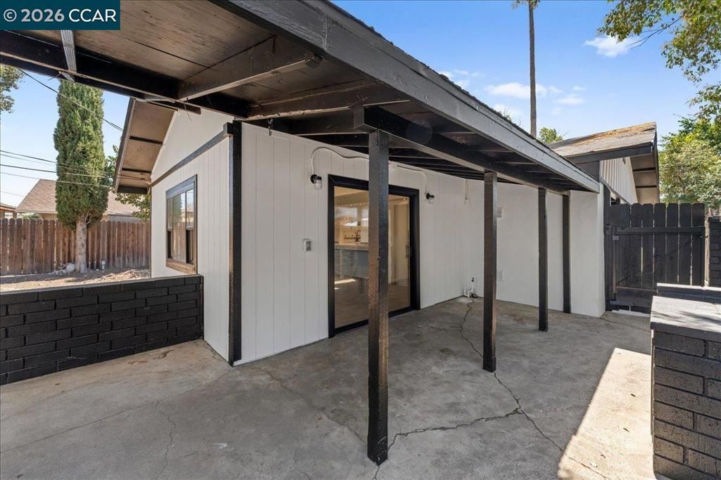 Image 3 of property listing at 341 Arcade Blvd, Sacramento, CA 95815