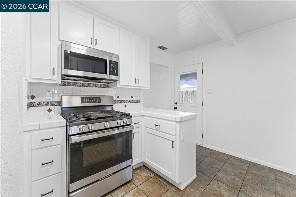 Image 9 of property listing at 341 Arcade Blvd, Sacramento, CA 95815