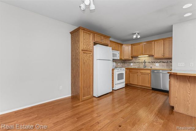 2405 Torquay Avenue 207, Royal Oak, MI 48073