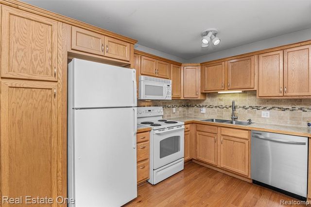 2405 Torquay Avenue 207, Royal Oak, MI 48073