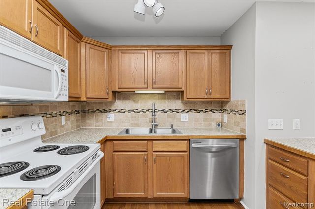 2405 Torquay Avenue 207, Royal Oak, MI 48073