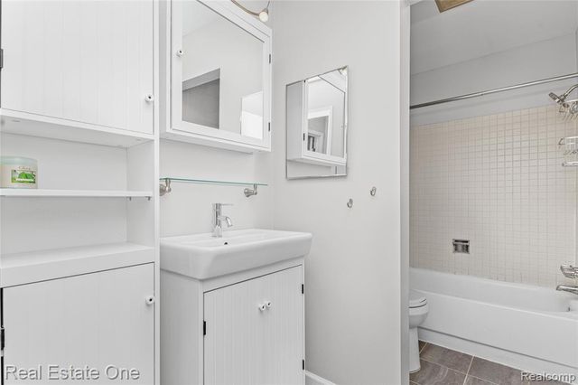 2405 Torquay Avenue 207, Royal Oak, MI 48073