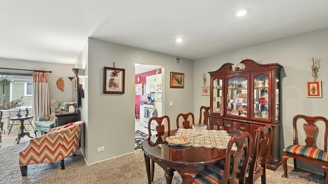 550 Greystone Lane A2, Wheeling, IL 60090