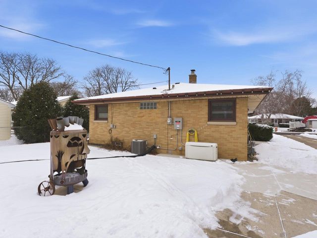 11141 W Mallory AVENUE, Hales Corners, WI 53130