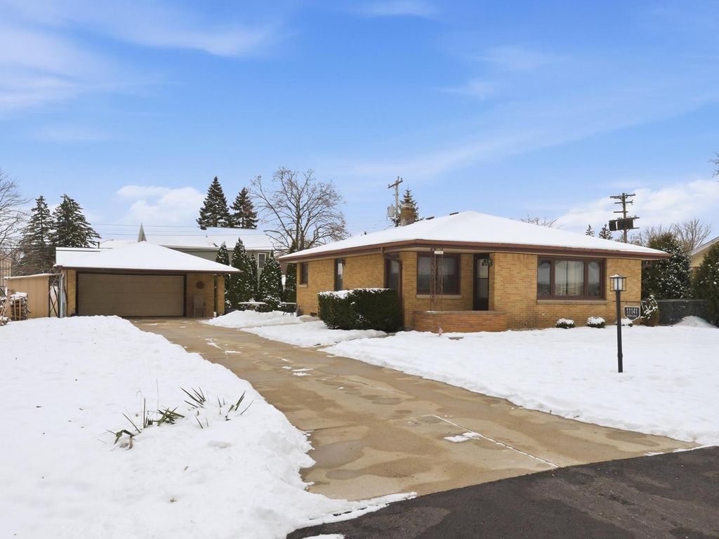 11141 W Mallory AVENUE, Hales Corners, WI 53130