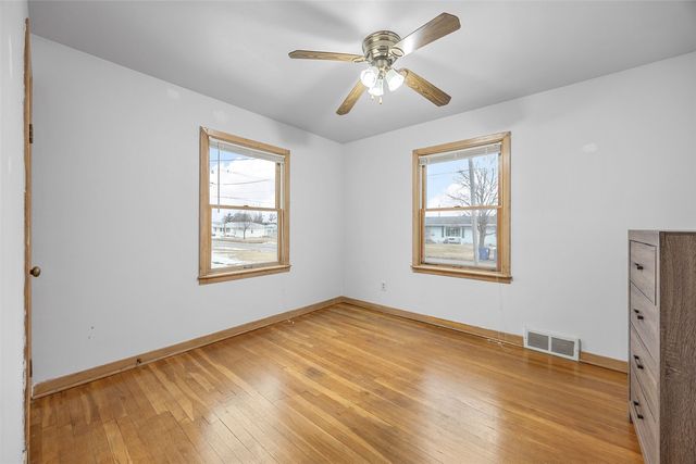 608 W 13th Street, Vinton, IA 52349