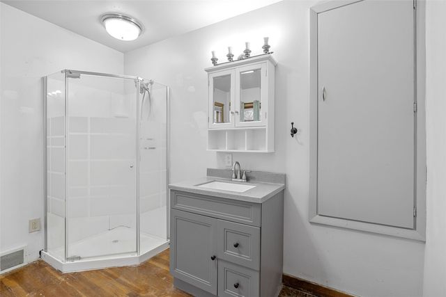 608 W 13th Street, Vinton, IA 52349