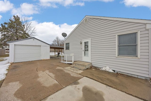 608 W 13th Street, Vinton, IA 52349