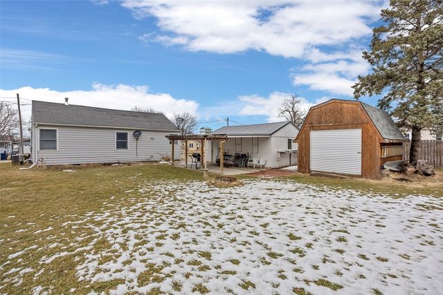 608 W 13th Street, Vinton, IA 52349