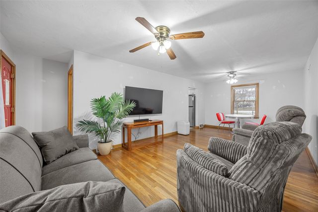 608 W 13th Street, Vinton, IA 52349