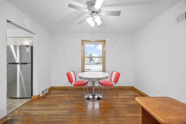 608 W 13th Street, Vinton, IA 52349