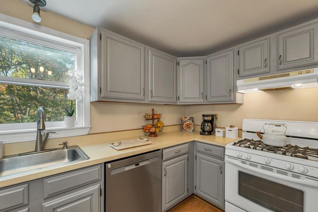 5 Ham Road, Raymond, NH 03077