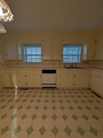 714 S Main St., Headland, AL 36345