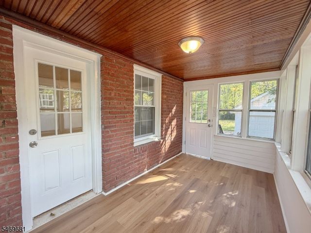 98 Troy Rd, East Hanover Twp., NJ 07936