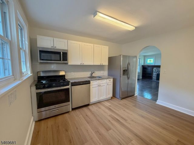 98 Troy Rd, East Hanover Twp., NJ 07936