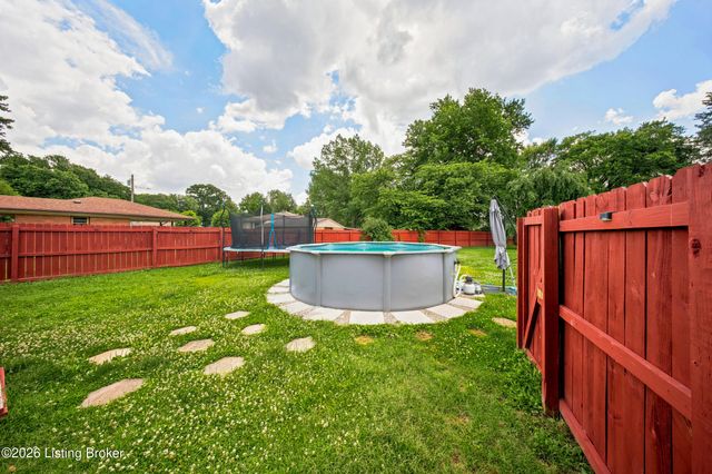 2002 Lynn Lea Rd, Louisville, KY 40216