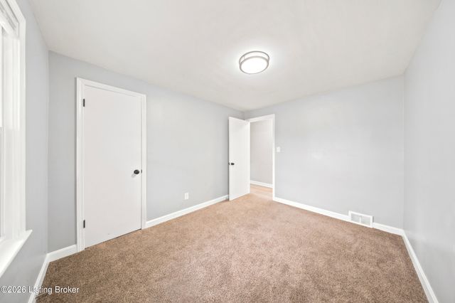 2002 Lynn Lea Rd, Louisville, KY 40216