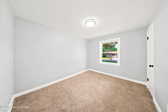 2002 Lynn Lea Rd, Louisville, KY 40216