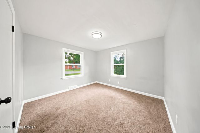 2002 Lynn Lea Rd, Louisville, KY 40216