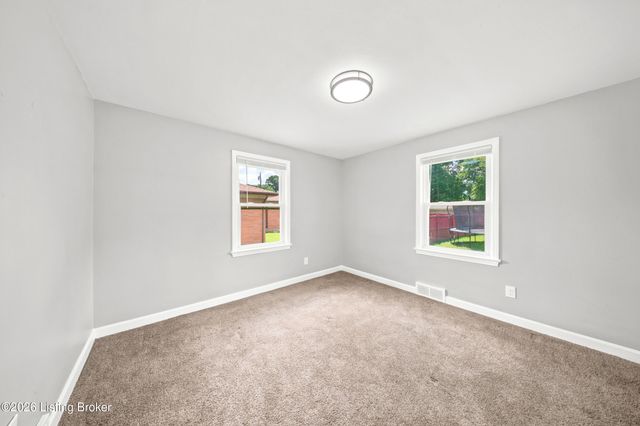 2002 Lynn Lea Rd, Louisville, KY 40216