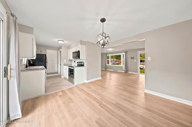 2002 Lynn Lea Rd, Louisville, KY 40216