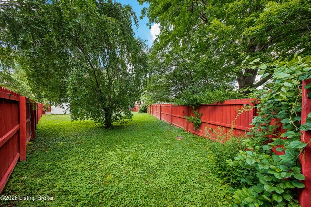 2002 Lynn Lea Rd, Louisville, KY 40216