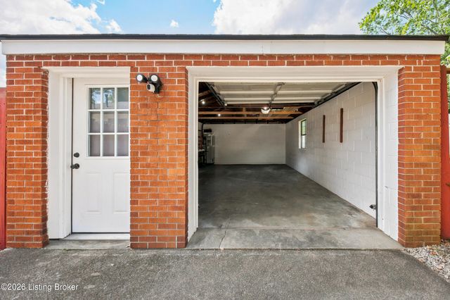 2002 Lynn Lea Rd, Louisville, KY 40216
