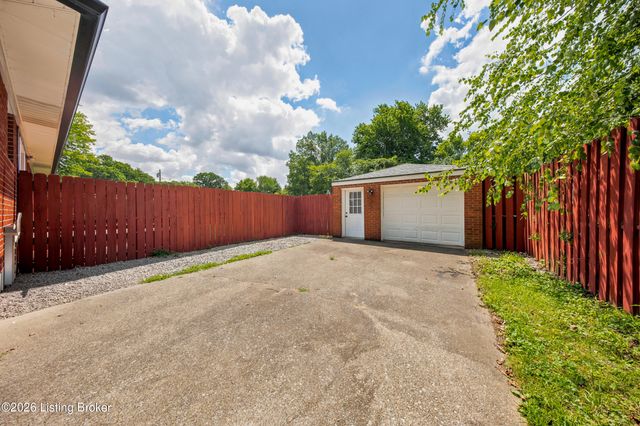 2002 Lynn Lea Rd, Louisville, KY 40216