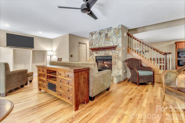 237 Woodys Drive, Hendersonville, NC 28792