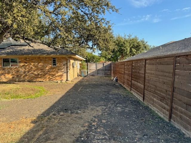 1946 Kensington Drive, Carrollton, TX 75007