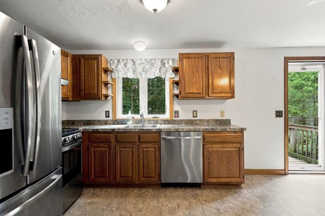 16 Gunters Ln, Mashpee, MA 02649