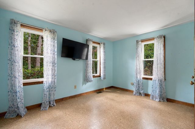 16 Gunters Ln, Mashpee, MA 02649