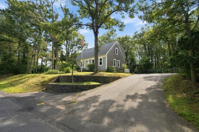 16 Gunters Ln, Mashpee, MA 02649